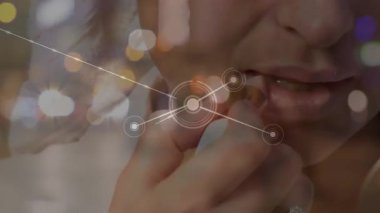 Kadın arama yapıyor ve ruj sürüyor, ağ kaplaması güzellik teknolojisi için genişliyor. Gelecek, güzellik, teknoloji, şehir, cazibe, dijital, moda