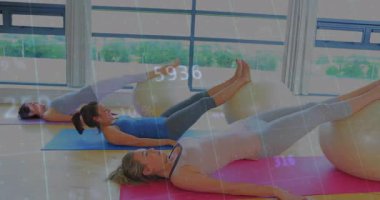 Üç kadın, kalça yakınlarında el sıkışıyor. Vücut geliştirmek için İsviçre toplarını kaldırıyorlar. Fitness, grup egzersizi, istikrar eğitimi, fonksiyonel fitness, sağIık, açık hava ilhamı, canlı