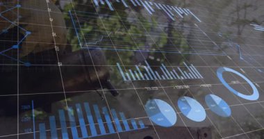 İnşaat ustası canlı veri şebekesi ile matkap tutuyor bar-turta-çizgili çizelgeleri canlandırıyor. Endüstriyel, teknoloji, analitik, açık hava, hassasiyet, mühendislik, bilgi