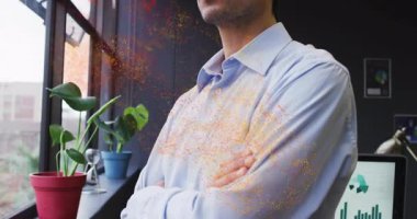 İş analisti pencereden dışarı bakıyor, monitörde çubuk grafiği etrafında dönen veri parçacıkları üretiyor. Teknoloji, yenilik, fütürizm, analitik, kurumsal, dijital, modern