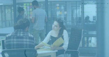 Sarı klasörü inceleyen kadın, adamın öne eğildiği, animasyon finansal çizelgeler ve göstergeler üreten. İşbirliği, takım çalışması, veri görselleştirme, ofis, profesyonel, analitik, kurumsal