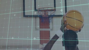 Basketbolcu, sporda dijital ızgara izleme yörüngesiyle şutu başlatıyor. Atletik, rekabet, dijital, kesinlik, kararlılık, eylem, spor