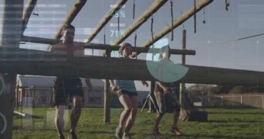 Işınlar altında koşan ve eğilen üç fitness stajyeri ve veri ölçümleri ile atlama kirişi. Açık hava, fitness, takım çalışması, atletik, antrenman, rekabetçi, aktif giyim