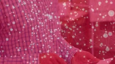 Adam teknoloji kullanarak tablet dokunmatik ekranı tıklatıyor ve menü simgeleriyle mutfakta kaydırıyor. Teknoloji, yerli, yaşam tarzı, dijital, çağdaş, iletişim, yenilik