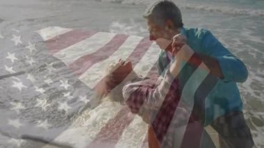 Kıdemli çift el ele tutuşup dalgalarla dans ediyor ve Amerikan bayrağıyla hareketli bir kutlama turu yapıyor. Romantizm, kutlama, sahil hayatı, eğlence, açık hava, coşku, arkadaşlık