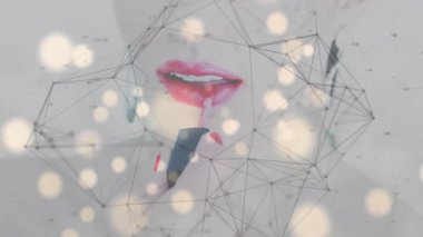 Kadın dudaklarını açıyor ve kırmızı ruju renk için güzellik laboratuarına canlı telle uyguluyor. Fütürist, dijital, cazibeli, kozmetik, yakın plan, canlı, yüksek teknoloji