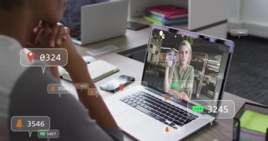 Canlı yayın yapan kadın dizüstü bilgisayarın sosyal medya simgelerini izlerken ekran etrafında ortaya çıkan bağlılığı gösteriyor. Teknoloji, bağlantı, işbirliği, profesyonellik, iletişim, modernlik, katılım