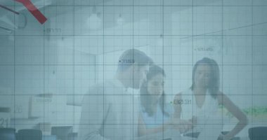 Ofisteki tablet verilerini inceleyen üç meslektaş, mali eğilimleri izleyen kırmızı veya siyah çizelgeleri ateşliyor. Şirket, analitik, iş, yenilik, işbirliği, teknoloji, strateji