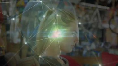 Başlangıçta kadın bisiklet dükkanında tablet tıklatırken, ağ, titreşen darbelerin üzerinde şekilleniyor. Teknoloji, yenilik, dijital, bağlantı, modern, iş dünyası, gelişigüzel