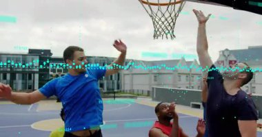 Basketbol arkadaşları çatıdaki sahada potaya doğru şutla giderken spor verilerini yansıtıyor. Atletik, takım çalışması, kentsel, canlı, rekabet, etkinlik, modern