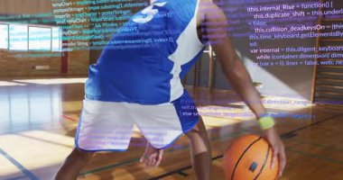 Basketbolcunun top sürmesi veri analizine çalışırken kod kaplamasına neden oluyor. Atletik, spor, dijital, teknoloji, hareket, dinamik, aktif