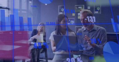 İş arkadaşları üst üste dizüstü çizelgeleriyle veri güncellemelerine işaret ederek dizüstü bilgisayar tartışmasını geliştirdiler. Analizler, takım çalışması, yenilik, modernlik, profesyonellik, strateji, dijital