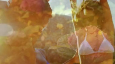 Çiçek örtüsü solan ve granit kayaların üzerinde dans eden bikini üçlüsünü ortaya çıkaran yaşam tarzı pazarlaması. Dans, kutlama, plaj, eğlence, yaz, canlı, açık hava