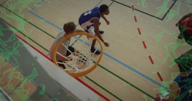 Mavi ve beyaz üniformalı sporcu pası yakalıyor ve potanın altında smaç yapıyor. Atletizm, rekabet, fiziksellik, takım çalışması, enerjik, enerjik, arena