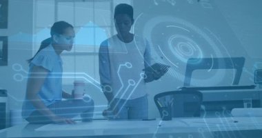 Tasarım arkadaşları planları tarıyor ve sanal grafikleri etkinleştiriyor, tableti gözden geçirmek için aşırıyor. İşbirliği, yenilik, teknoloji, mimari, dijital, beyin fırtınası, takım çalışması