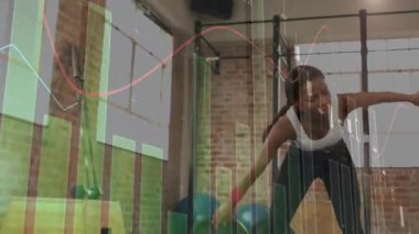 Stüdyoya giren kadın yan bükme hareketleri yapıyor ve animasyon tabloları geri çekilirken daha da geriliyor. Fitness, esneklik, esneme, yoga, sağlık, aktivite kıyafeti, sağlık