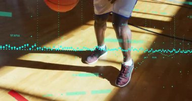 Güneşli sahada basketbolu zorlayan sporcu, hareket-veri örtülerini takip ederken salya akıtıyor. Spor, analitik, performans, biyomekanik, eğitim, spor salonu, teknoloji