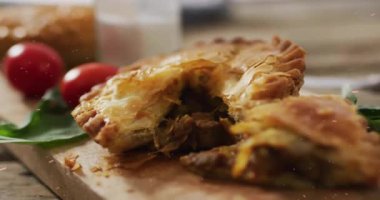 Altın sarısı el turtasını dilimlemek ahşap tahtaya dökülmesini tetikler. Tadı, hamur işi, kırsal, gurme, mutfak, yemek, güzel yemekler.