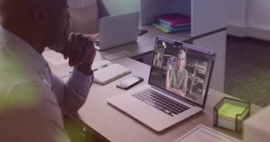 Olgun yönetici iş görüşmesi uyarısı alıyor, bilgisayardan kahve fincanı izliyor, iş arkadaşı daktilo ediyor. Profesyonel, işbirliği, modern, takım çalışması, ofis, iletişim, dijital