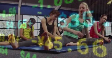 Hareket kabiliyeti için yoga minderlerinde yükseliş gösteren hoca işaret grubunda. Fitness, esneklik, sağIık, grup, rehabilitasyon, aktivite kıyafeti, sakinlik