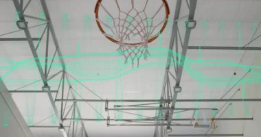 Oyuncu kolu, basket atarak potaya giriyor. Spor antrenmanında sayı yapmak için. Ağ sallanıyor. Atletik, eylem, spor, eğitim, hareket, kentsel, canlı