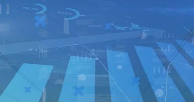 Mavi renkli arayüz soluyor ve metreler sürükleniyor, alacakaranlık yamacı boyunca kafes kulelerini ortaya çıkarıyor. Teknoloji, yenilik, analitik, altyapı, enerji, dijital, modern