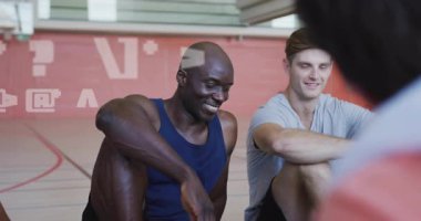 İki sporcu antremandan sonra basketbol sahasında sırıtarak otururken, veriler birbirini örtüyor. Sporcular, takım çalışması, yoldaşlık, fitness, spor giyim, eğlence amaçlı, dijital grafikler