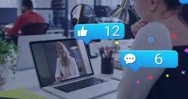 İş görüşmeleri sırasında, bir kadın sosyal medya simgeleri ortaya çıkarken ve dalgalanırken izliyor. Profesyonel, işbirliği, dijital, modern, iletişim, teknoloji, işyeri