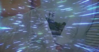 Kayıt erken eğitimi desteklemeye başladığında anne bebeğin spiral ışıkların altında durmasına yardım ediyor. Aile, yetiştirme, destek, aile içi, sürreal, samimi, bağlantı