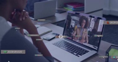 Uzaktan sunum için dizüstü bilgisayar açan bir kadın. Nişan ölçümleri ekranda kayboluyor. İşbirliği, teknoloji, modern, profesyonel, iletişim, dijital, çalışma alanı