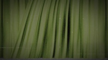 Sahnenin yeşil perdeleri koyu gri arkaplanı ortaya çıkarıyor. Tarzlı beyaz metin kapanış olarak soluyor. Tiyatro, dramatik, sinematik, minimalist, gerilim, monokrom, performans