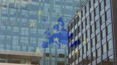 Cam kuleye yansıyan durağan mavi Avrupa haritası sonrasında, AB 'nin birliğini gösteren altın yıldızlar yanıp sönüyor. Kentsel, ufuk çizgisi, yansıma, dijital, markalaşma, kurumsal, modern