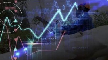 Ağaççı ormanda veri analizi için gaz pedalına basıyor ve kütükleri kesiyor, neon grafiklerle canlandırıyor. Ormancılık, güvenlik, teknoloji, kesinlik, sürdürülebilirlik, açık hava, dijital