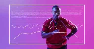 Atletizm jestleri dalga boyu büyüyen grafikler sunuyor. Teknolojik verileri sunuyor ve topu yakalıyor. Dinamik, geleceksel, hareket, yenilik, teknoloji, performans, görselleştirme