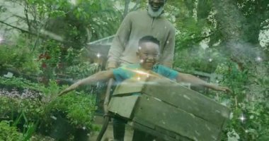 Büyükbaba bahçe reklamında el arabasını itiyor, torun uçmak için kollarını açıyor, yıldızlara, gökkuşağına neden oluyor. İlgi, akıl hocalığı, merak, kapris, keşif, neşe, canlılık