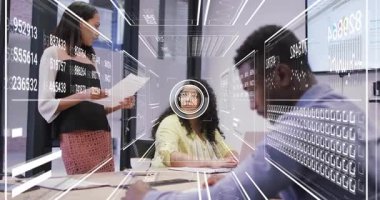 Sunucu kağıtları okuyor ve toplantı sırasında iş verileri takip dinleyicisini etkinleştiriyor. Şirket, teknoloji, analitik, takım çalışması, modern, iletişim, iş