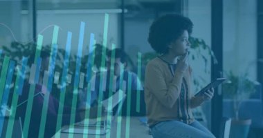 İş kadını tablet üstüne tablet tıklaması takım analizi için ortaya çıkıyor, meslektaşlar gözden geçiriyor. Profesyonel, işbirliği, analitik, dijital, çalışma alanı, modern, takım çalışması