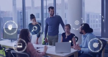 Arayüz simgeleri ortaya çıkarken beş meslektaşı dizüstü bilgisayarın etrafında iş birliği yapıyor. Takım, yenilik, teknoloji, beyin fırtınası, şirket, iletişim, fütüristik