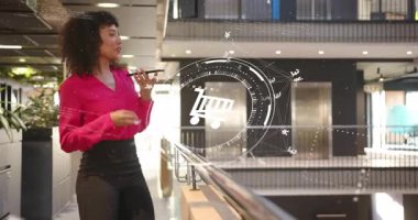 Ofis çalışanı koridorda yürüyor, akıllı telefonu tutuyor ve alışveriş arabası HUD ile ses siparişini başlatıyor. Teknolojik, geleceksel, arayüz, yenilik, dijital, profesyonel, dinamik