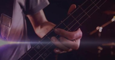 Basçı dört bas teli kopartırken, kamera ekranı mercek parlamasını tetikliyor ve müzik ritmini vurguluyor. Performans, işçilik, ritim, ses, sahne, sanatçılık, minimalizm