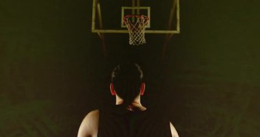 Basketbolcu topu yükseltiyor ve yeşil arıza sinyal teknolojisi eğitiminden sonra serbest atış yapıyor. Atletizm, odak, hareket, dijital, gelecekçi, kararlılık, spor