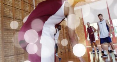 Kestane rengi giysili oyuncu, spor antrenmanlarında sayı yapmak için rakiplerinin yanından geçerken salya akıtıyor. Sporcu, yarışma, aksiyon, dinamik, kararlılık, performans, basketbol