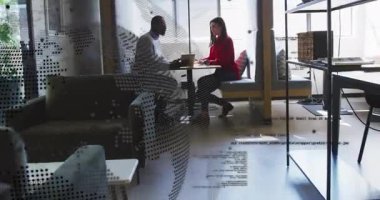 Adam dizüstü bilgisayarı yerleştiriyor ve kadın olarak hesap çizelgesini çıkarıyor. Sonra da el sıkışmayla anlaşma imzalıyor. İşbirliği, takım çalışması, iletişim, modern, ofis, iş, tartışma