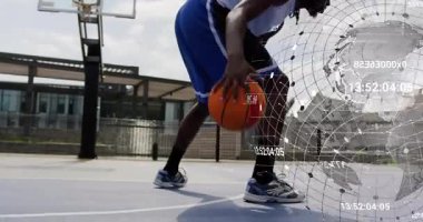 Erkek oyuncu çatıdaki sahada top sürerken dünya verileri görselleştirmeye başlıyor. Atletizm, spor, kentsel, dinamik, enerji, eğitim, performans