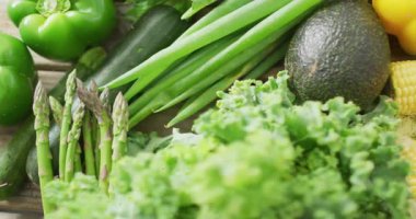 Yeşil kuşkonmaz ve biberden alınan kamera çeşitli gökkuşağı sebzeleri gösteriyor. Tazelik, üretim, canlılık, aşçılık, organik, doğal, canlı