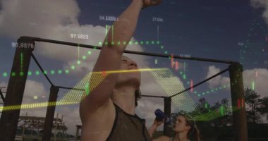 Ana denek fitness rutinini durduruyor, vidaları söküyor ve yüzün üzerine su döküyor. Açık hava, fitness, hidrasyon, spor, sağlık, aktivite, egzersiz