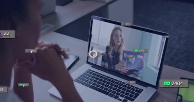 Sunucu bilgisayarda güncellenen nişan simgeleriyle Webinar ve pasta grafiğini açıklamaya başlıyor. Konferans, işbirliği, dijital, eğitim, profesyonel, çalışma alanı, motivasyon