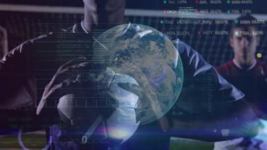 Futbolcu topu tutuyor. Dönen küresel yanlama kodunu ve spor teknolojisindeki yüzdeleri başlatıyor. Sporcu, yenilik, veri, performans, dijital, analiz, takım çalışması