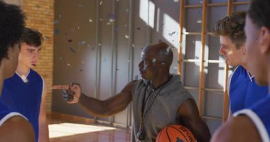 Koç parmak kaldırıyor, oyuncuyu işaret ediyor, konfeti havada yüzüyor ve ıslık sinyali veren spor talimi yapıyor. Motivasyon, takım çalışması, liderlik, atletizm, eğitim, eğitim, eylem