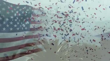 Kırmızı-beyaz-mavi konfeti kümesi patlayıp ABD bayrağında dalgalanarak parti havasına girdi. Vatansever, kutlama, enerjik, dinamik, kentsel, şenlikli, dokulu